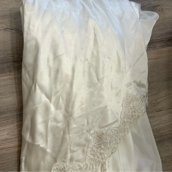 Vintage Alfred Angelo Collection Wedding Dress with long beaded Train size small - Picture 16 of 17